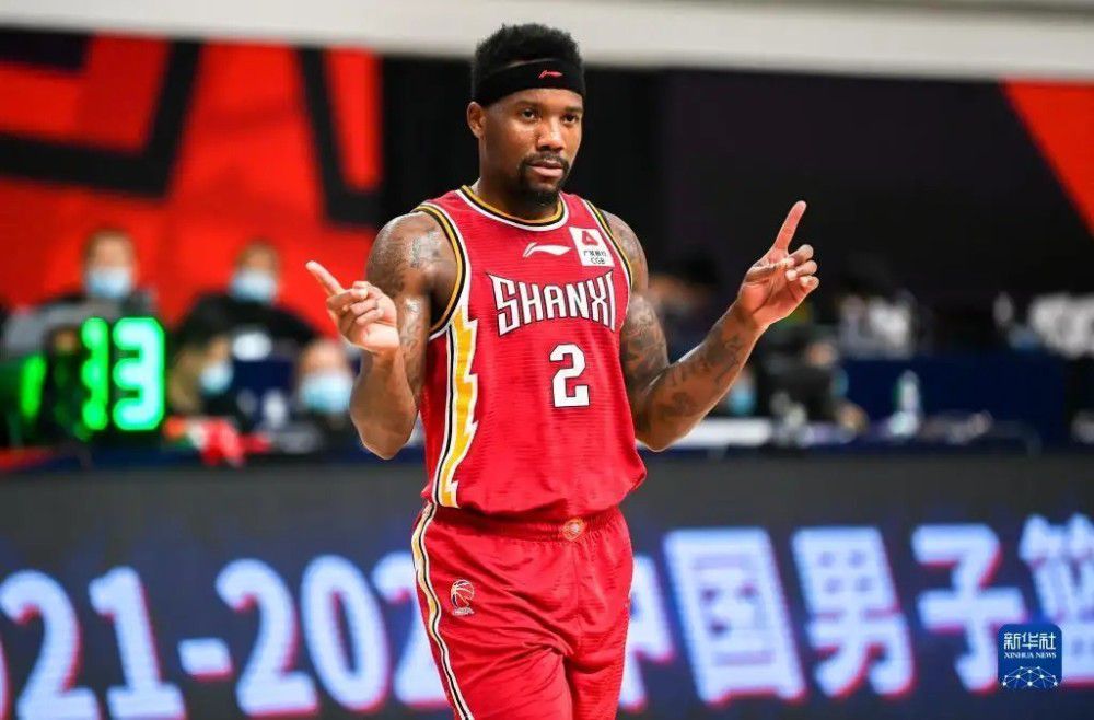 突然，一个高个子男人冲一位老太太走去，狠狠打了她一记耳光，一个姑娘见状在喊，这个家伙转身走开了。